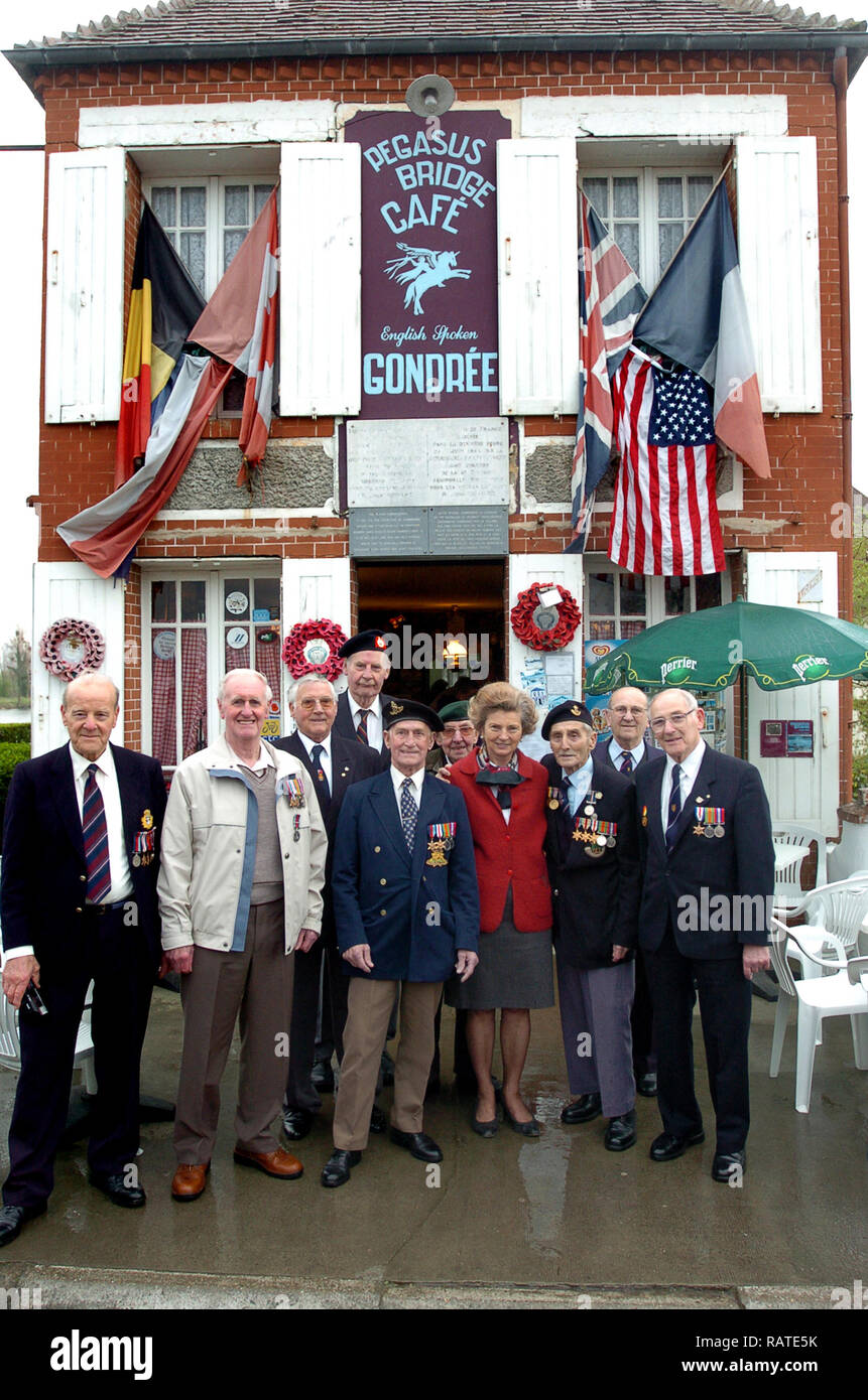 Madame Arlette Gondree Pritchett propriétaire du Pegasus Bridge Cafe en Normandie France avec des vétérans britanniques du débarquement pour le 60e anniversaire en 2004 Banque D'Images