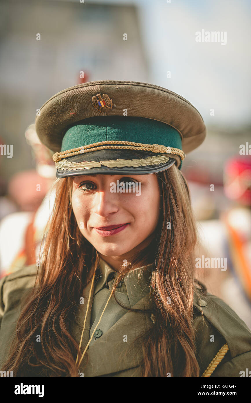 Portrait de jeune femme portant des vêtements d'officier. Banque D'Images