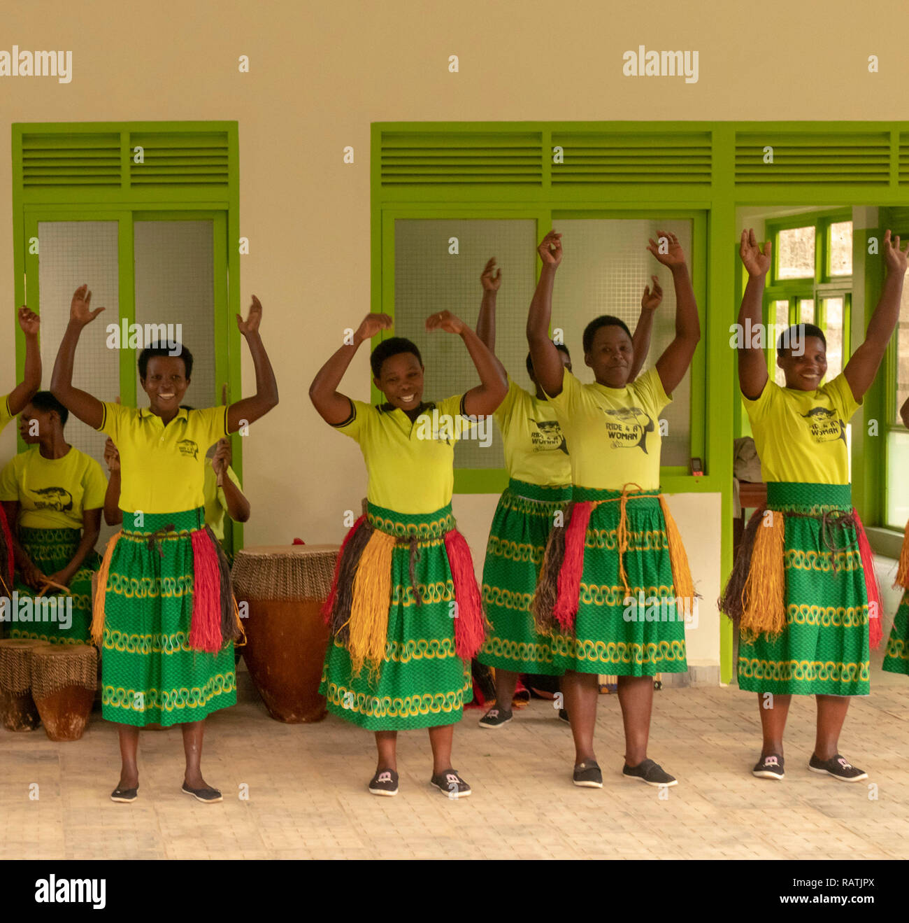 Les femmes de ride 4 une femme formation en cours d'une danse de groupe pour les touristes avant de gorilla trekking safari, Bwindi Impenetrable National Park, Uganda Banque D'Images