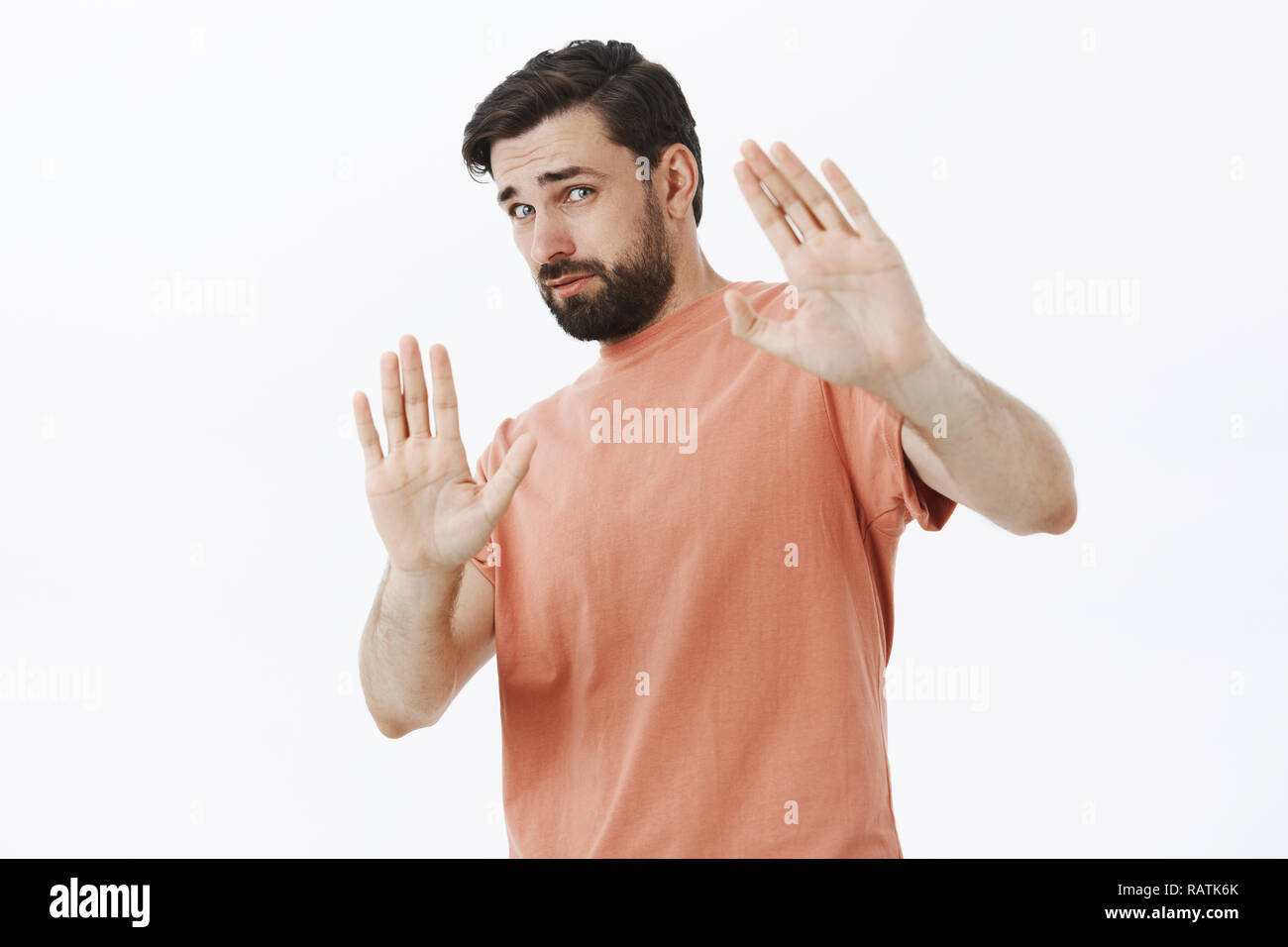 Wow ralentir le pas. Portrait d'intense irrité et réticents barbu de basculer vers l'arrière l'air inquiet et nerveux au refus et d'arrêt de l'appareil photo montrant geste avec soulevées palms Banque D'Images