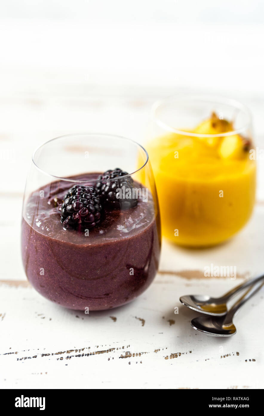 Smoothie aux couleurs jaune et bleu dans deux verres Banque D'Images