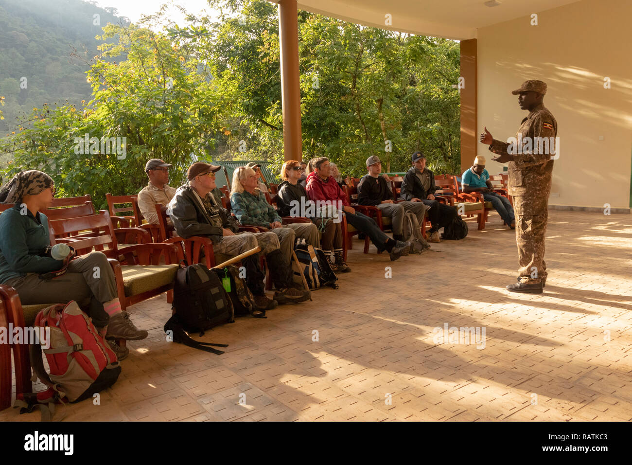 Park ranger expliquant les règles de gorilla trekking pour les touristes en safari, Parc National de la Forêt impénétrable de Bwindi, en Ouganda, l'Afrique, Bwindi Banque D'Images