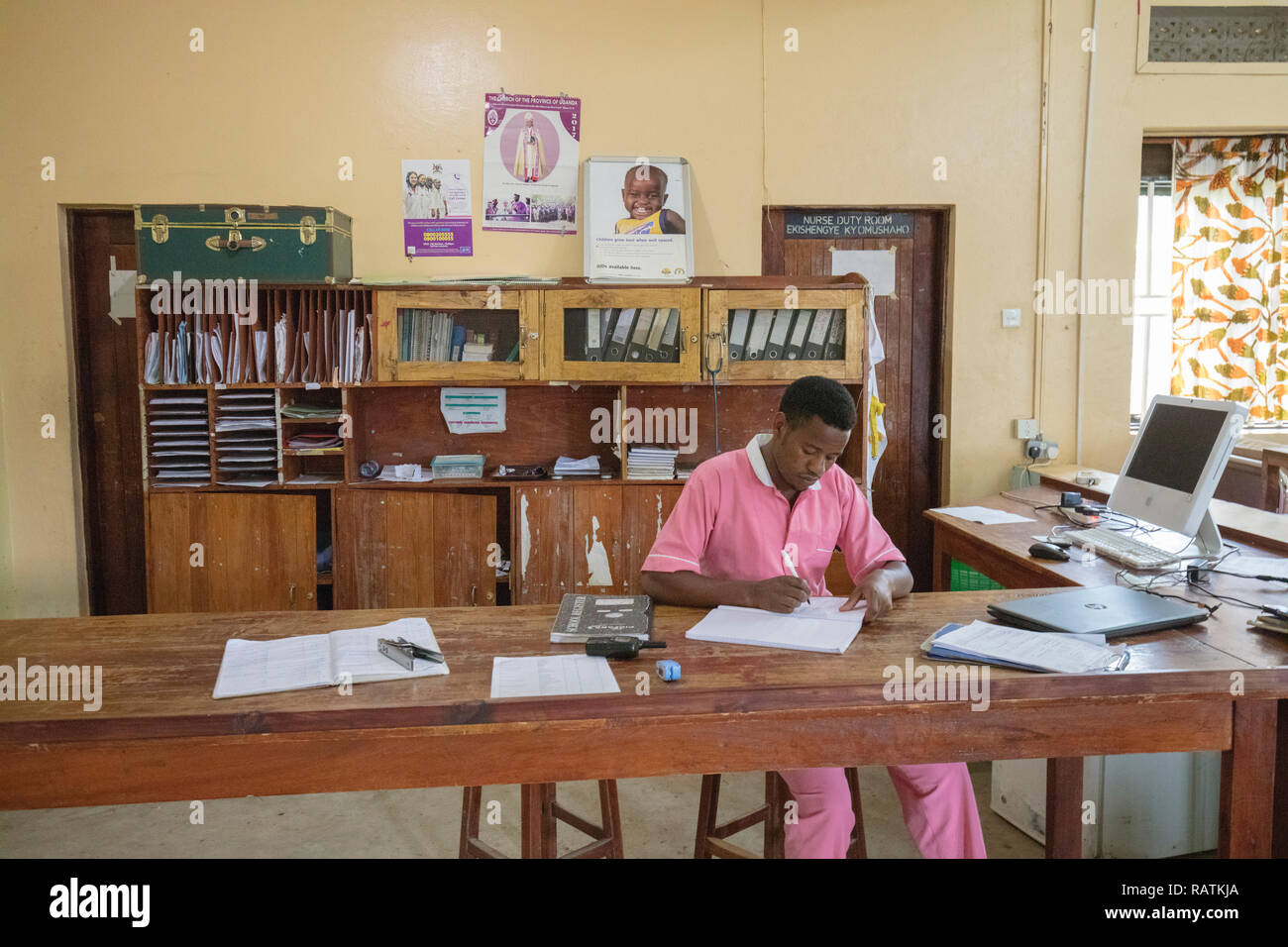 Employé de bureau, de pédiatrie, Hôpital communautaire de Bwindi, en Ouganda, l'Afrique Banque D'Images