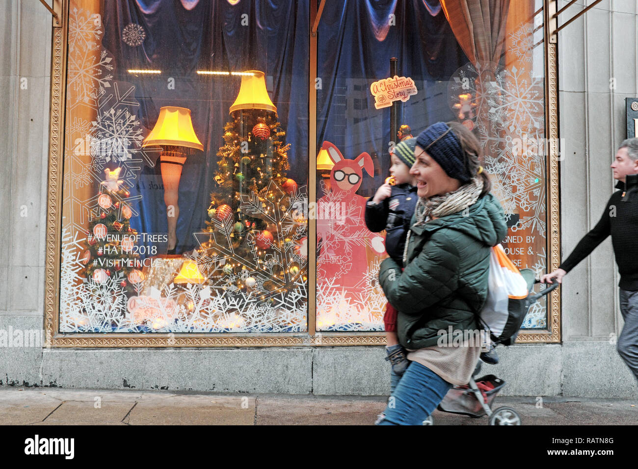 Les gens devant une fenêtre de l'affichage les accessoires emblématique représentant "une histoire de Noël' dans le centre-ville de Cleveland, Ohio, USA. Banque D'Images