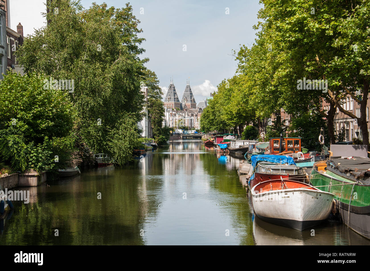 Vue sur un canal à Amsterdam - Rijksmuseum en arrière-plan Banque D'Images