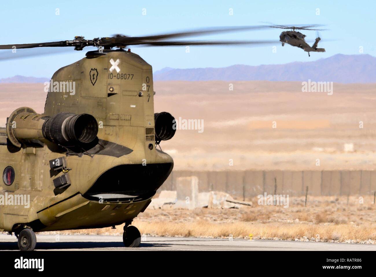 Lorsqu'ils ne sont pas des missions de vol, les équipages de la société B, 3e Bataillon, 25e Régiment d'aviation, et la société C GSAB, 6e Bataillon, 101e Brigade d'aviation de combat, 101st Airborne Division (Air Assault) attribué à 5e Bn, Groupe de travail Eagle Assault, 101e, 101e CABINE Abn. Simultanément, Div. Banque D'Images