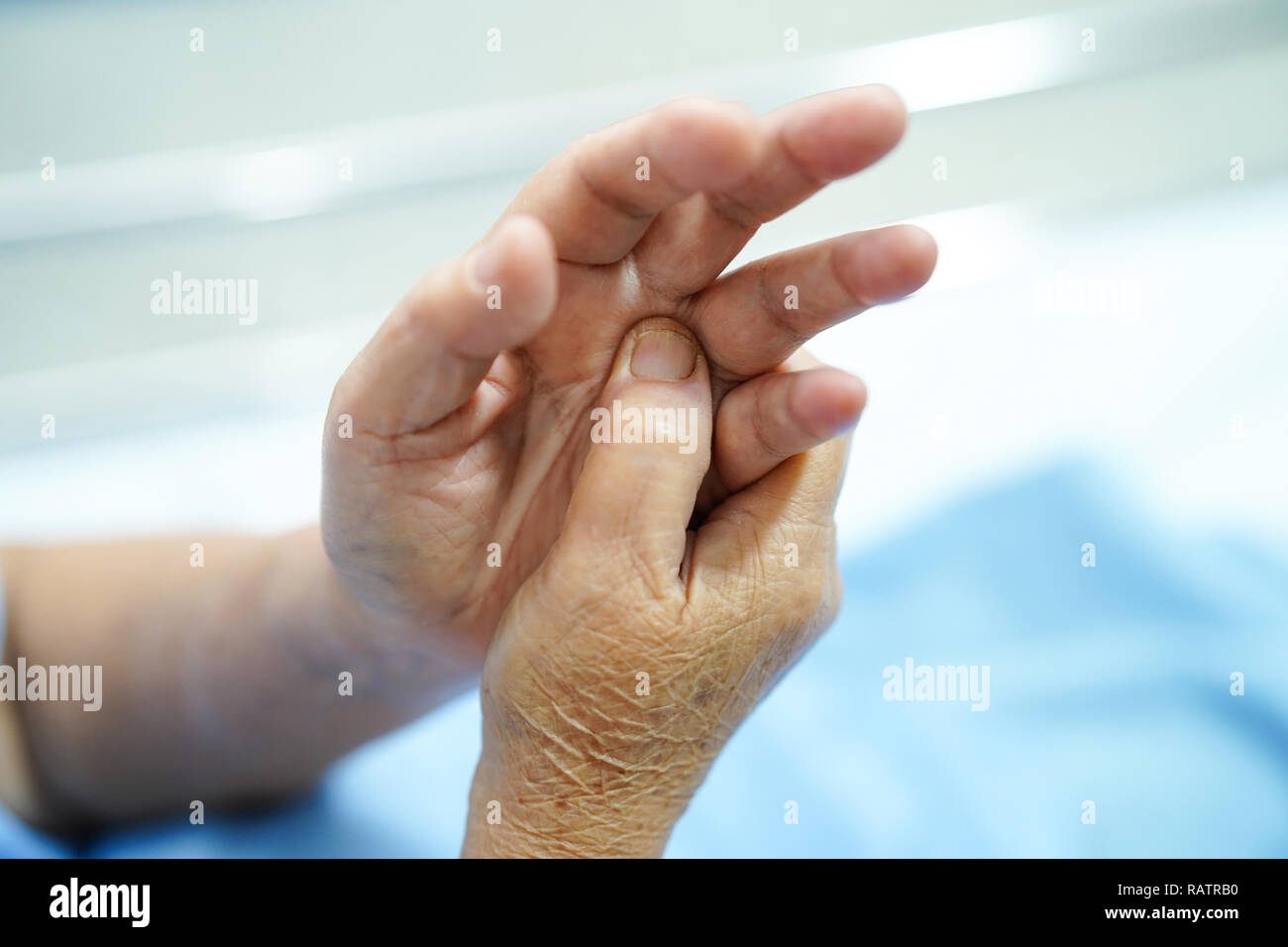 Les personnes âgées ou vieille femme la douleur du patient alors que des  mains et des doigts assis sur le lit dans la salle de l'hôpital de soins  infirmiers en santé :