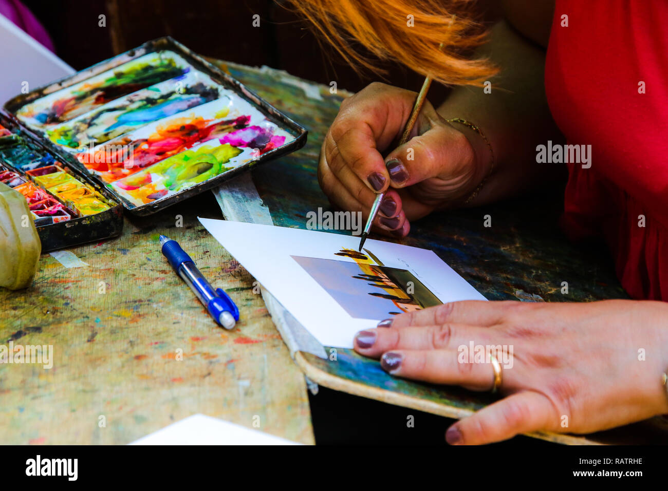 Une femme artiste peint une aquarelle à Florence, Italie Banque D'Images