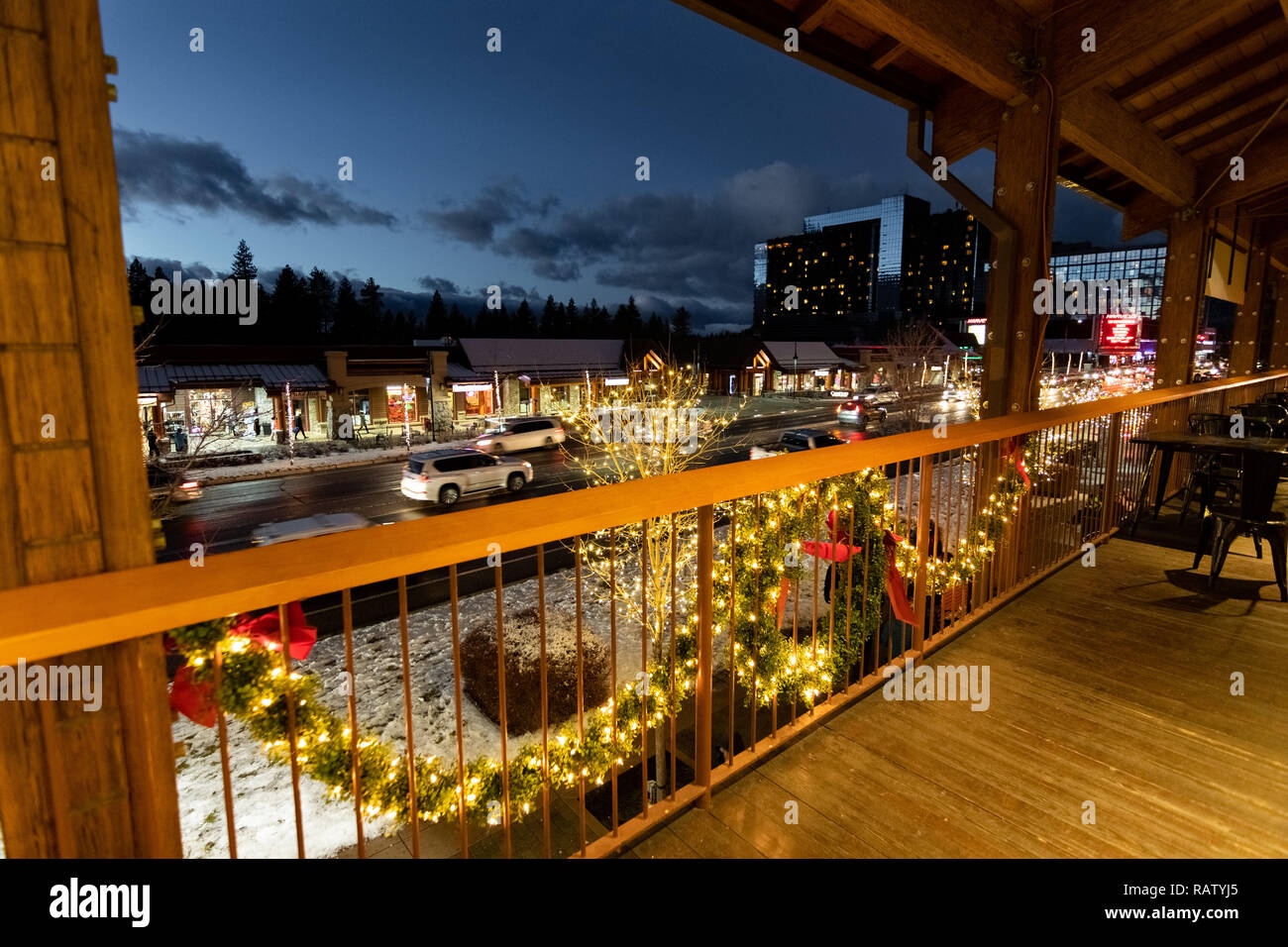 Décembre 25, 2018 South Lake Tahoe / CA / USA - Vue de nuit sur la rue principale décorée pour les vacances de Noël Banque D'Images