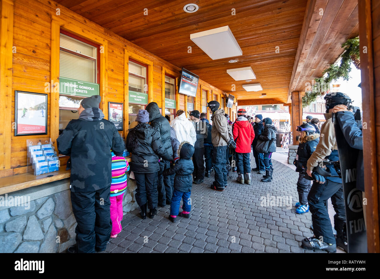 Décembre 26, 2018 South Lake Tahoe / CA / USA - Les personnes qui achètent et télécabine panoramique céleste Billets de remontées Banque D'Images