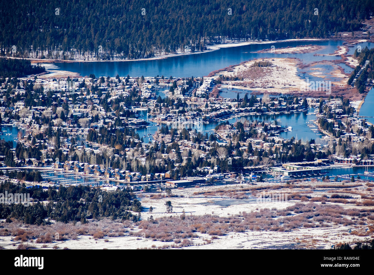 Vue aérienne d'un quartier résidentiel de South Lake Tahoe, avec des maisons construites sur les rives de l'homme faite de canaux, en Californie ; journée d'hiver ensoleillée Banque D'Images