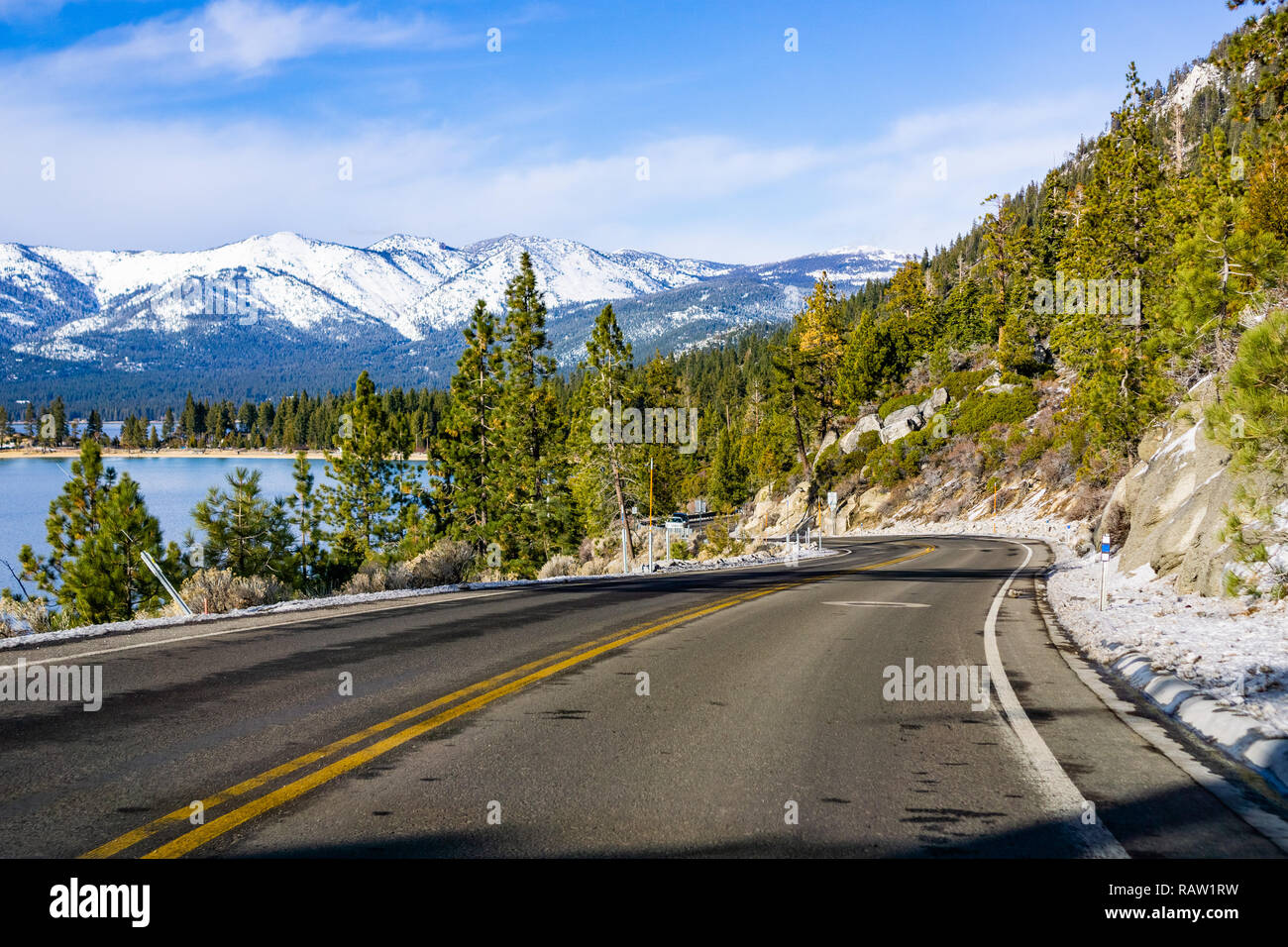 Voyager sur les rives du lac Tahoe sur une journée d'hiver ; Sierra montagnes couvertes de neige visible à l'arrière-plan Banque D'Images