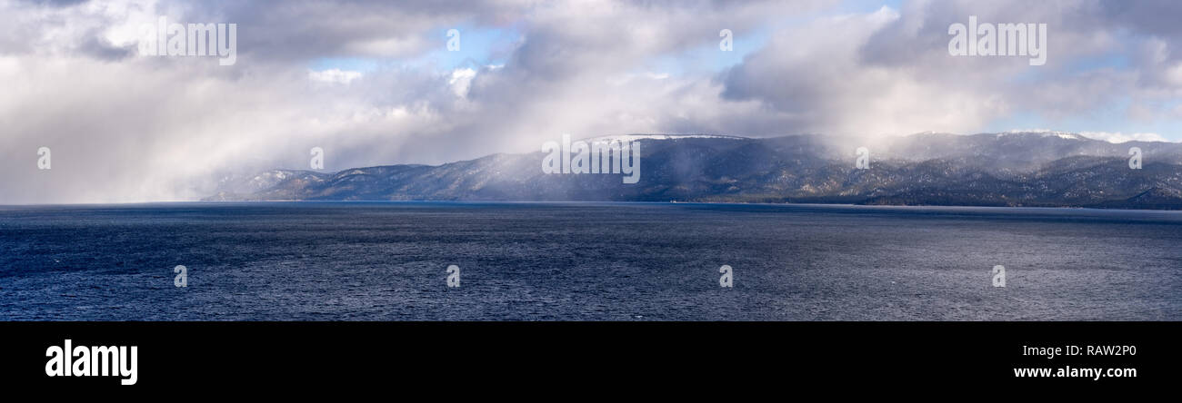 Storm clouds gathering au-dessus de South Lake Tahoe sur une agréable journée d'hiver, en Californie Banque D'Images