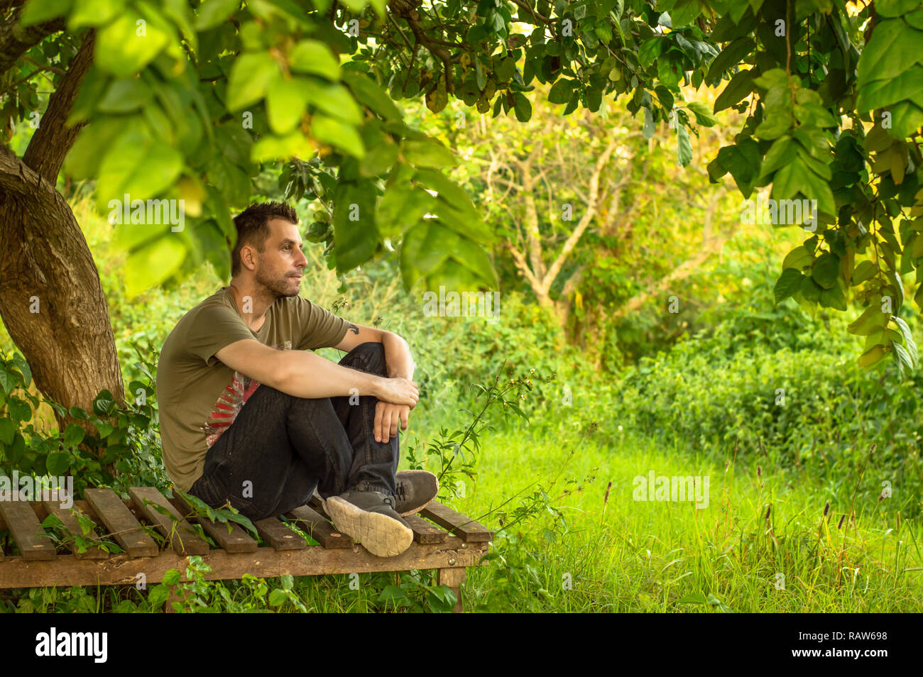 Homme caucasien qui aime la nature seul, ayant une rupture de la technologie. Banque D'Images