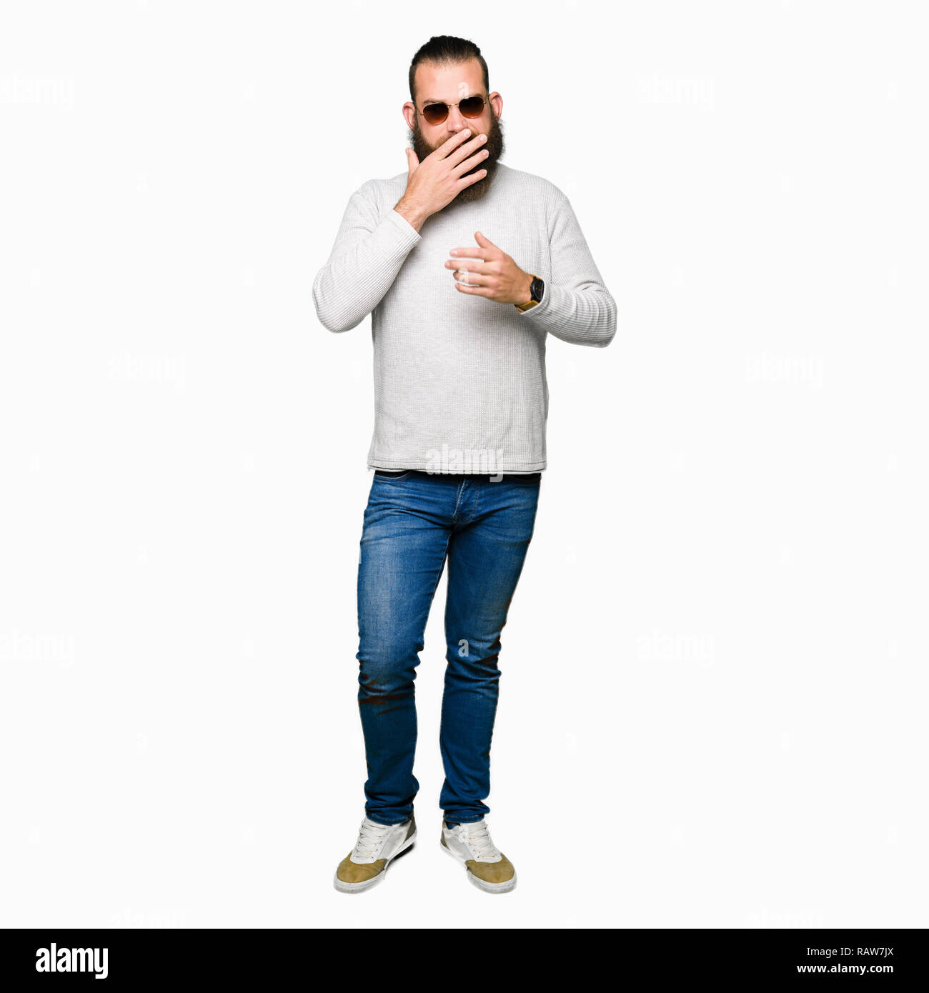 Jeune homme portant des lunettes de hipster à souligné et nerveux avec les mains sur la bouche de mordre les ongles. Problème d'anxiété. Banque D'Images