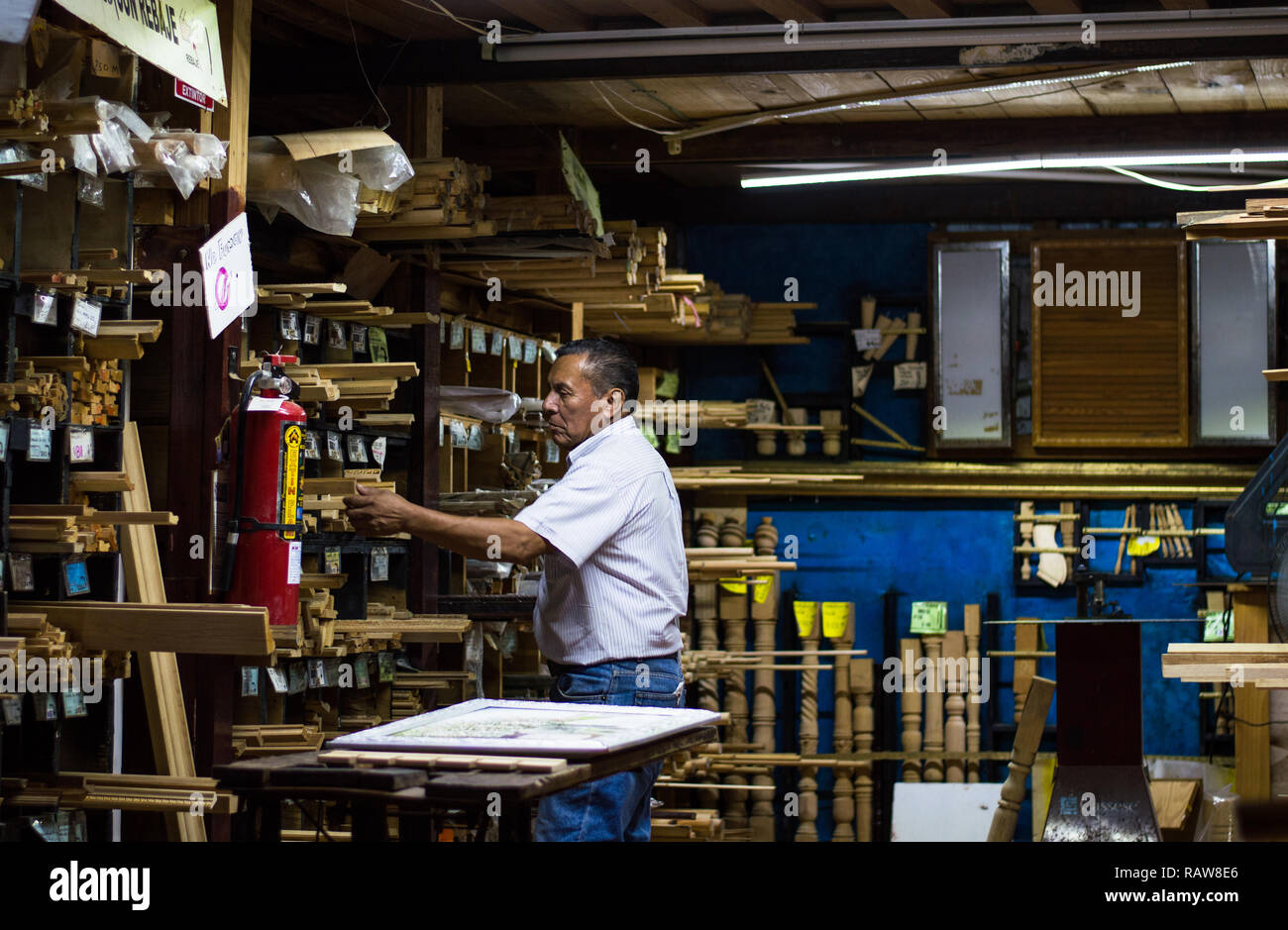 Client à Wood shop au Yucatan, Mexique Banque D'Images