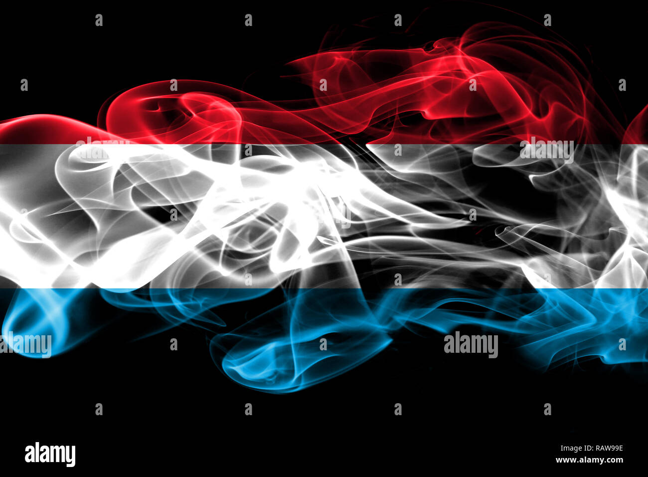 Drapeau national du Luxembourg fait de la fumée de couleur isolé sur fond noir Banque D'Images