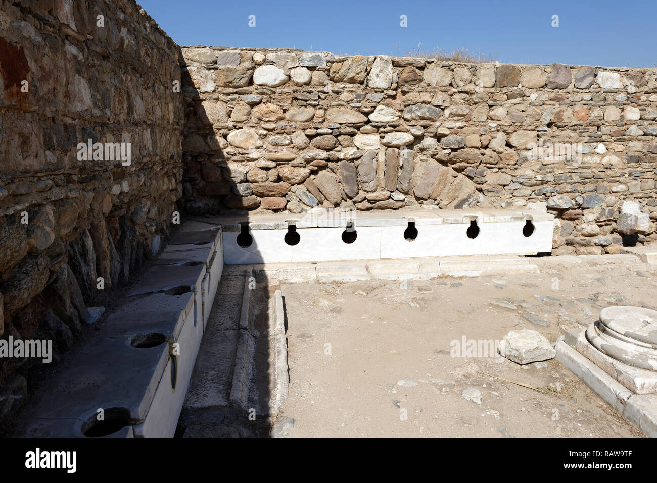 La période romaine Latrina (toilettes publiques) situé dans le gymnase de l'ancienne ville de Tralleis, Aydin, Anatolie, Turquie. La Latrina à Trelleis est Banque D'Images