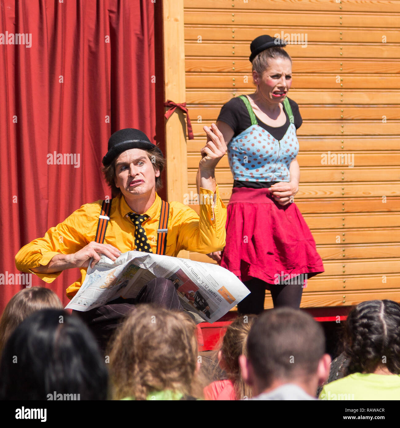 Voyageant de la pantomime société appelée 'Tarkabarka' show à Sopron, Hongrie le 27 mai 2017. Expressions : offensive et d'appréhension Banque D'Images
