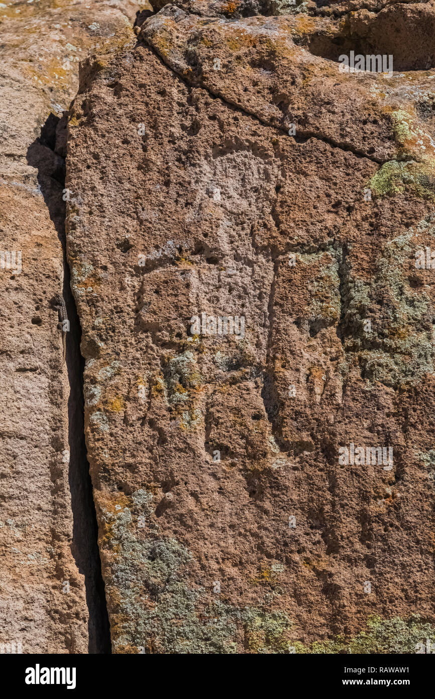 Des pétroglyphes figure humaine sculptée dans le grès par Ancestral Puebloan People à l'Tsankawi Sites préhistoriques en Bandelier National Monument près de Lo Banque D'Images