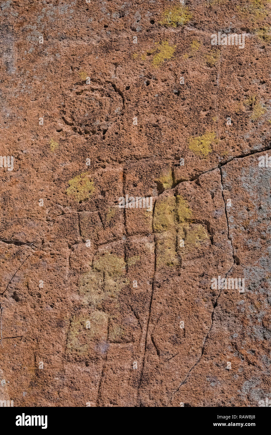 La figure humaine stylisée de pétroglyphes gravés dans le grès par Ancestral Puebloan People à l'Tsankawi Sites préhistoriques en Bandelier National Monumen Banque D'Images
