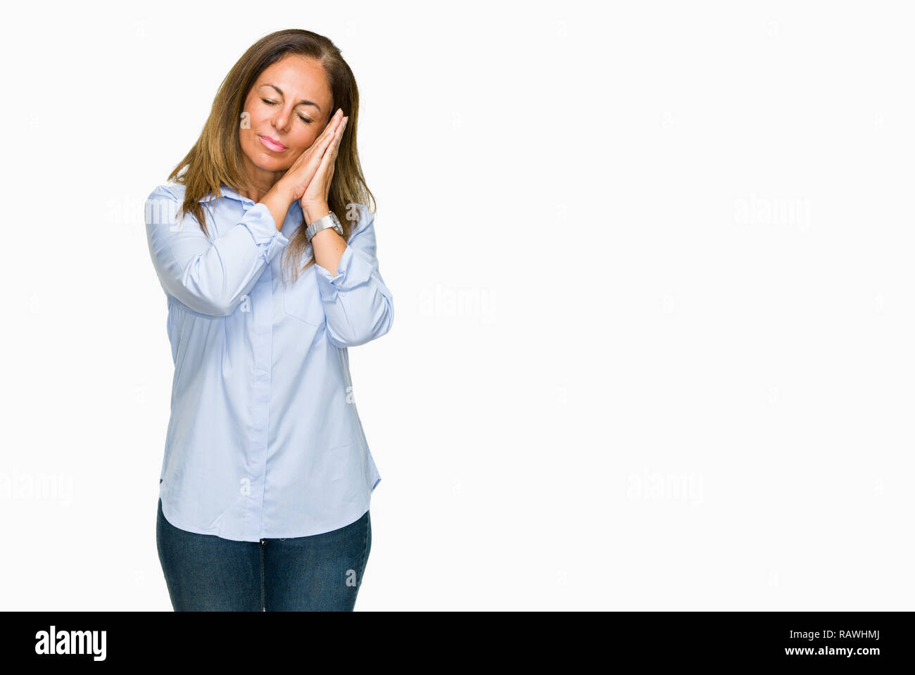 Belle femme d'affaires d'âge moyen sur fond adultes isolés dormir fatigué de rêver et posant avec les mains tout en souriant avec ey fermé Banque D'Images