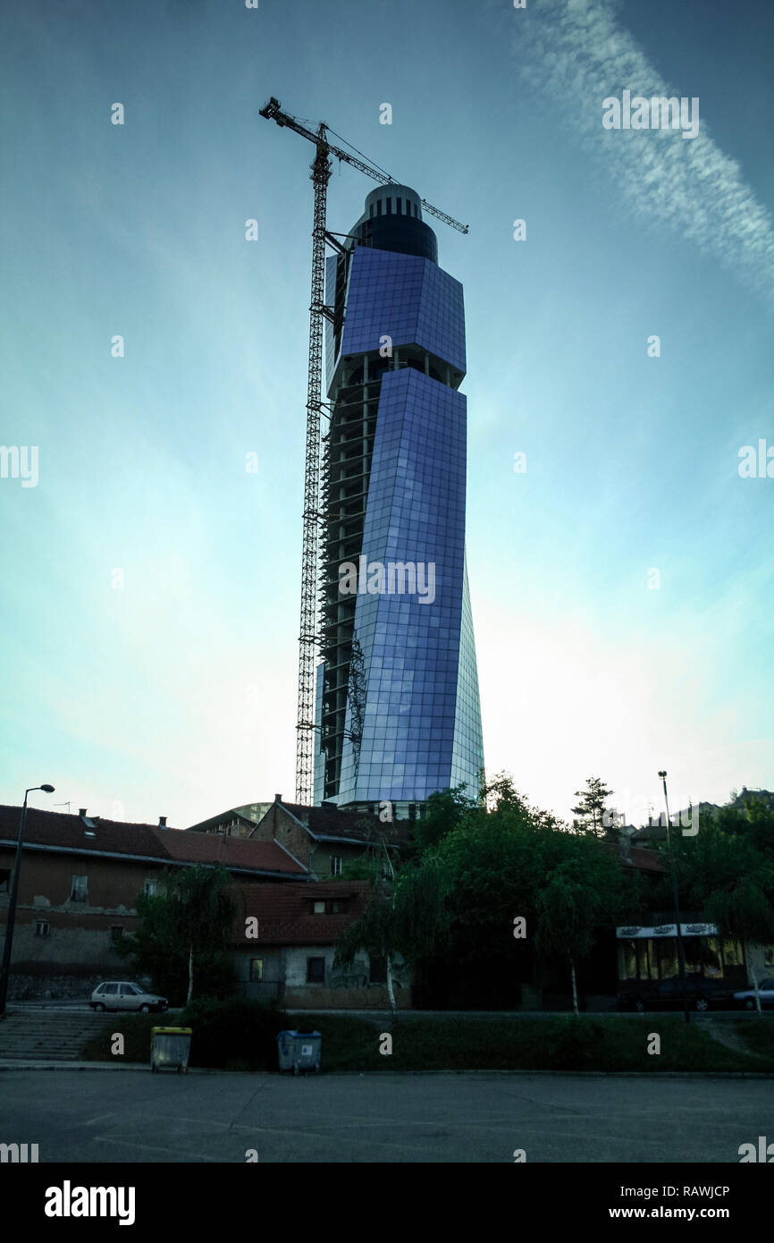 SARAJEVO, BOSNIE-HERZÉGOVINE - Le 6 juin 2008 : Avaz Twist Tower le matin pendant sa construction avec des grues et des échafaudages. Avaz Tower est le m Banque D'Images