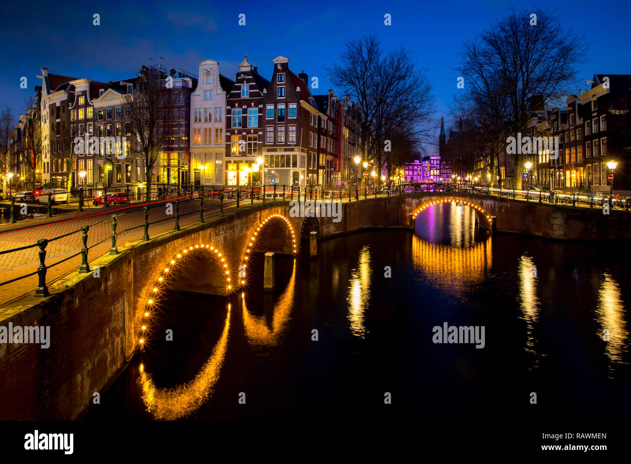 Réflexions du soir le long de canaux d'Amsterdam Banque D'Images