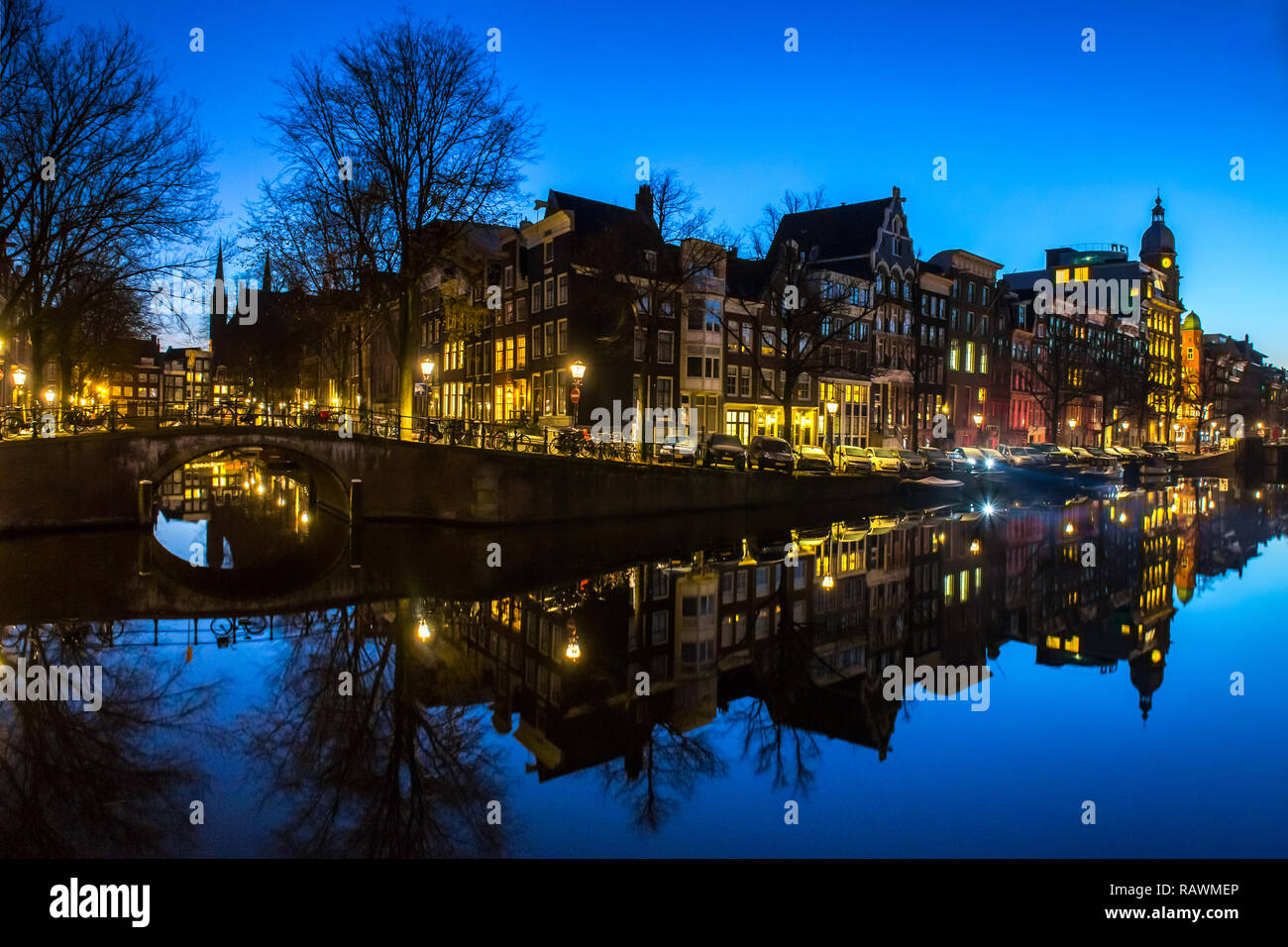 Réflexions tôt le matin d'Amsterdam cityscape Banque D'Images