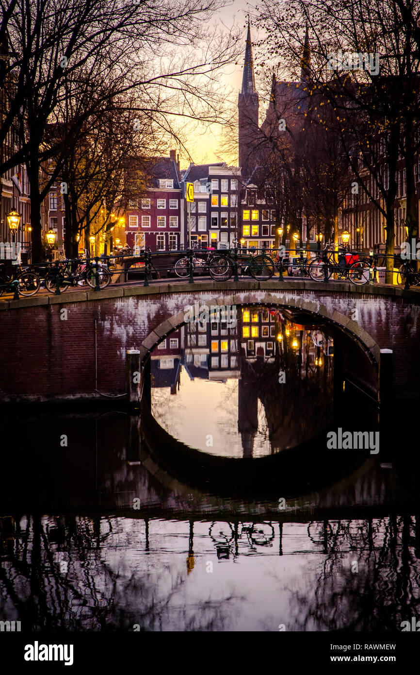 Réflexions tôt le matin d'Amsterdam cityscape Banque D'Images