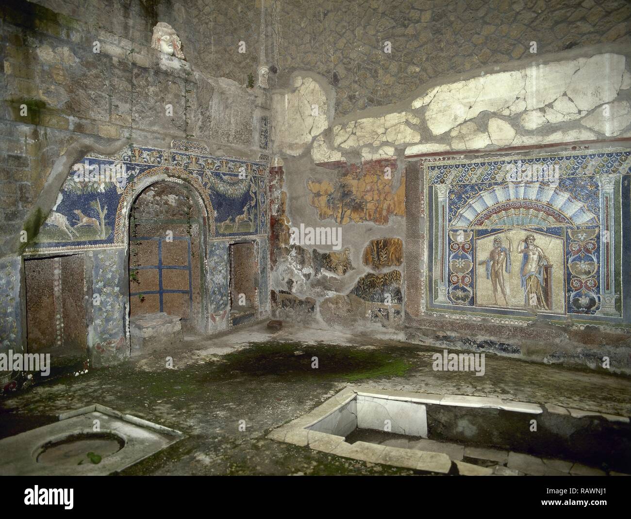 L'Italie. D'Herculanum. Ancienne ville romaine détruite par l'éruption du Vésuve en 79 ap. Atrium de la Maison de Neptune et Amphitrite. 1er siècle. Nymphée avec les niches, décoré de motifs floraux et géométriques et des mosaïques de scènes de chasse avec des chiens et des cerfs. Sur le mur arrière, la mosaïque de Neptune et Amphitrite. La Campanie. Banque D'Images