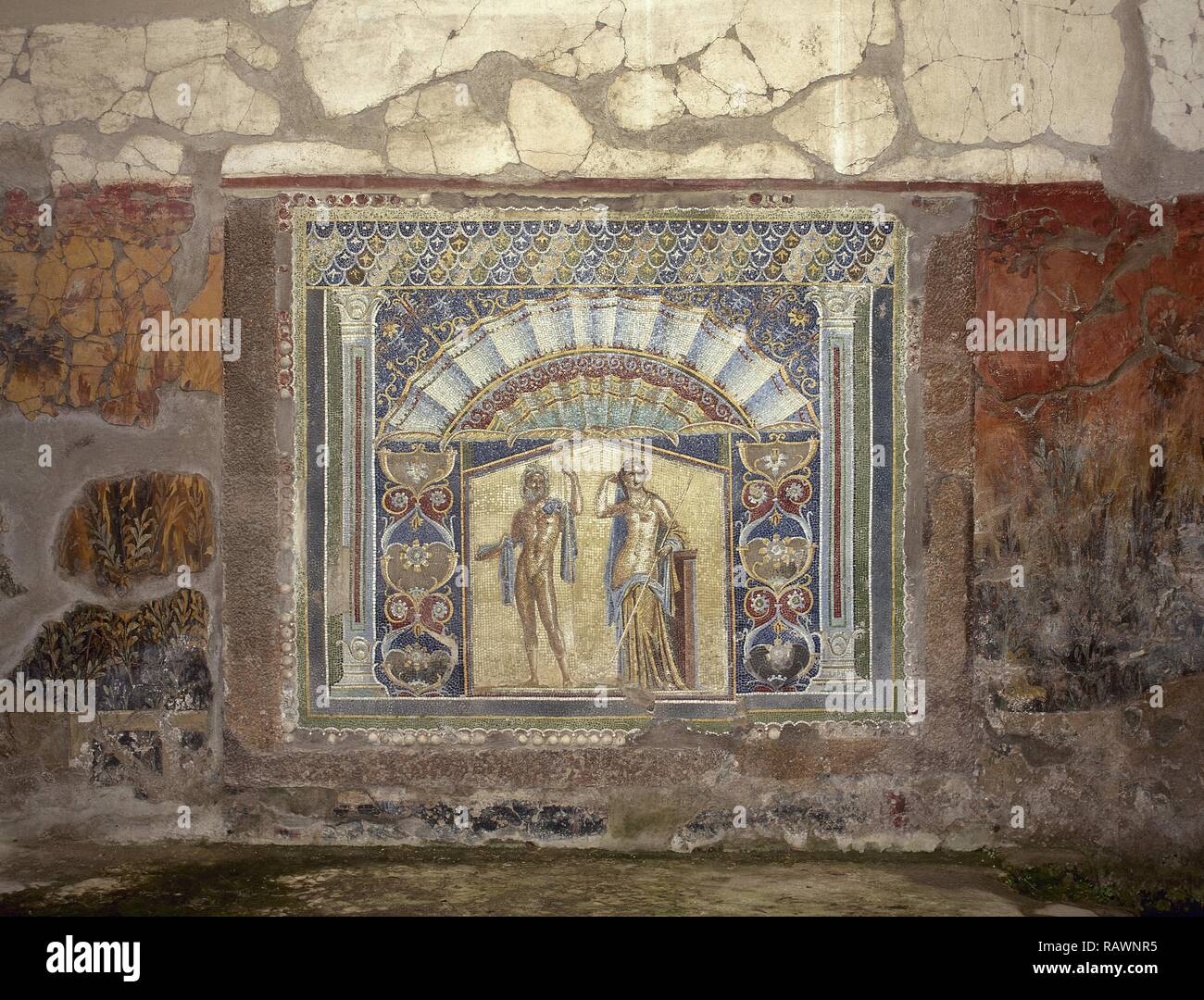 L'Italie. D'Herculanum. Ancienne ville romaine détruite par l'éruption du Vésuve en 79 ap. Atrium de la Maison de Neptune et Amphitrite. 1er siècle. Mur de mosaïque avec trident de Neptune dieu de la mer et son épouse Amphitrite. La Campanie. Banque D'Images