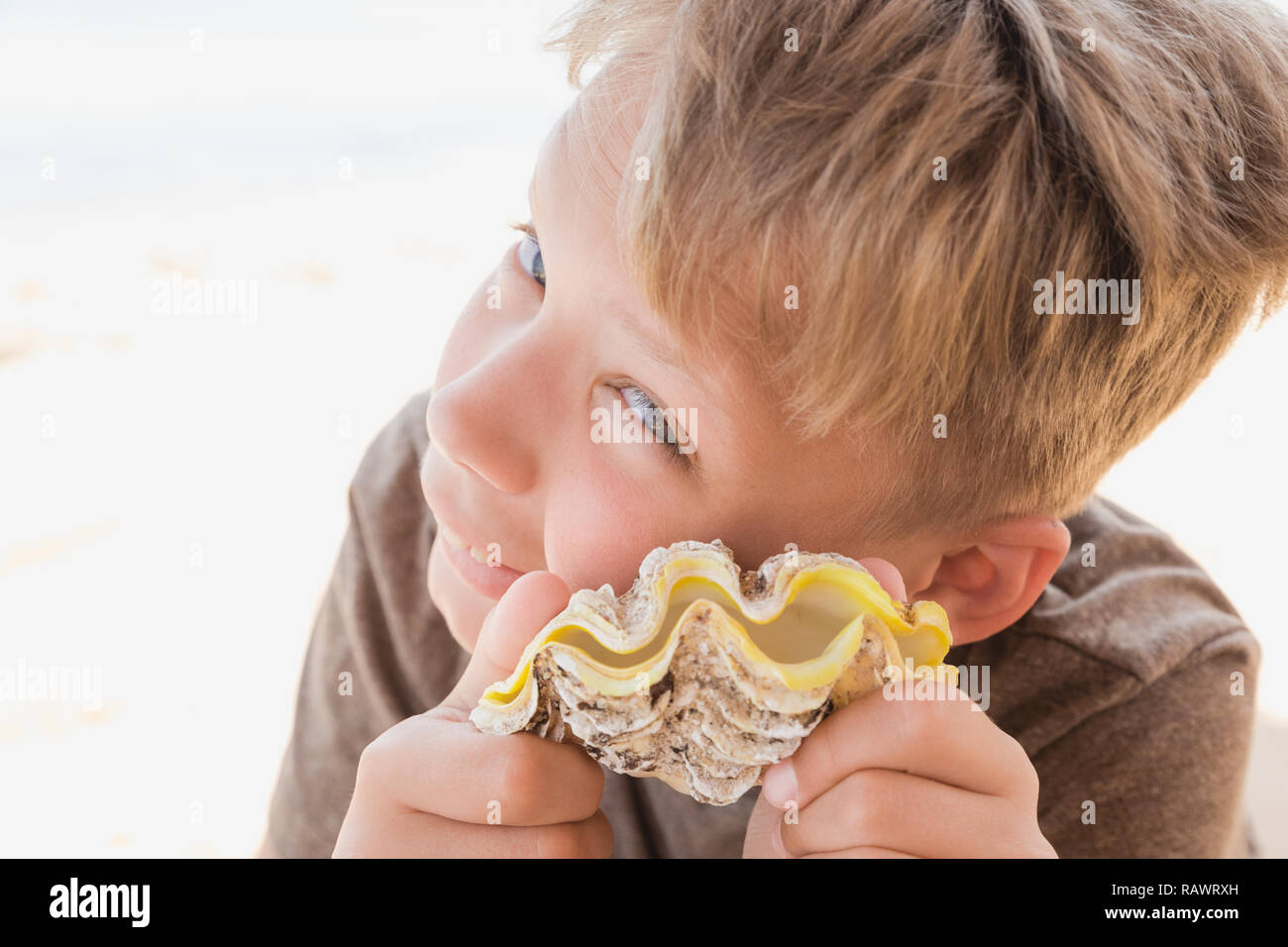 Boy Listen Shell Banque De Photographies Et D Images A Haute Resolution Alamy