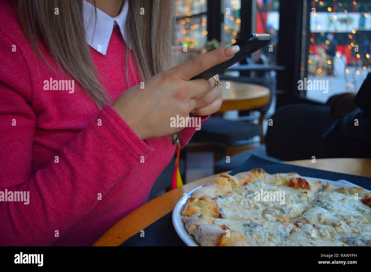Photographier sa fille dans un restaurant Pizza Banque D'Images