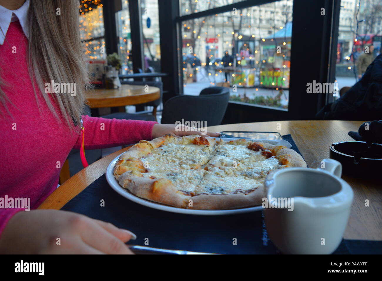 Photographier sa fille dans un restaurant Pizza Banque D'Images