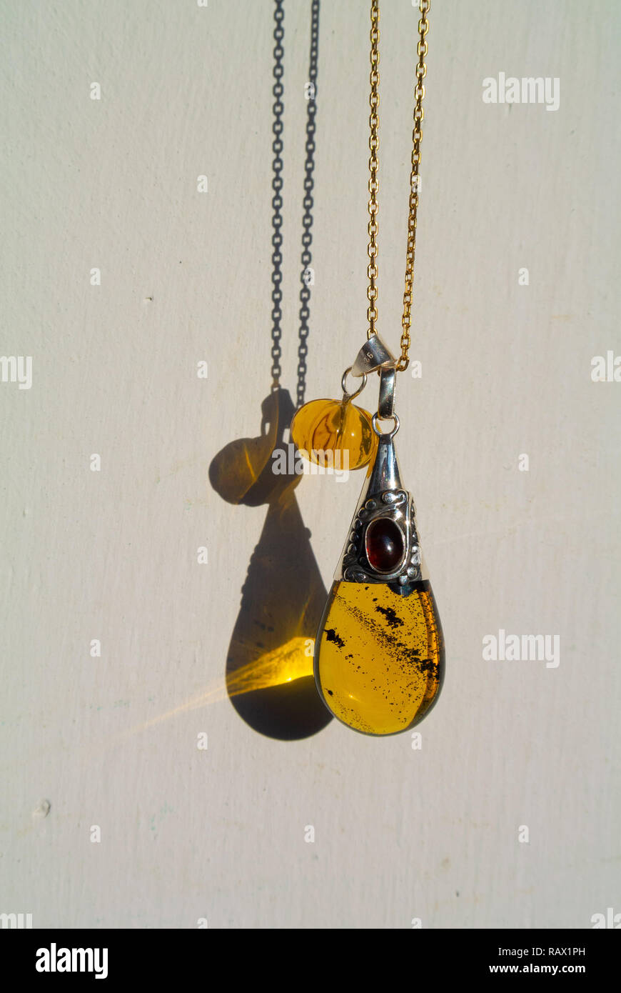 Collier argenté avec pendentifs avec ambre à musée de l'Ambre, San Cristobal de las Casas, Chiapas, Mexique Banque D'Images
