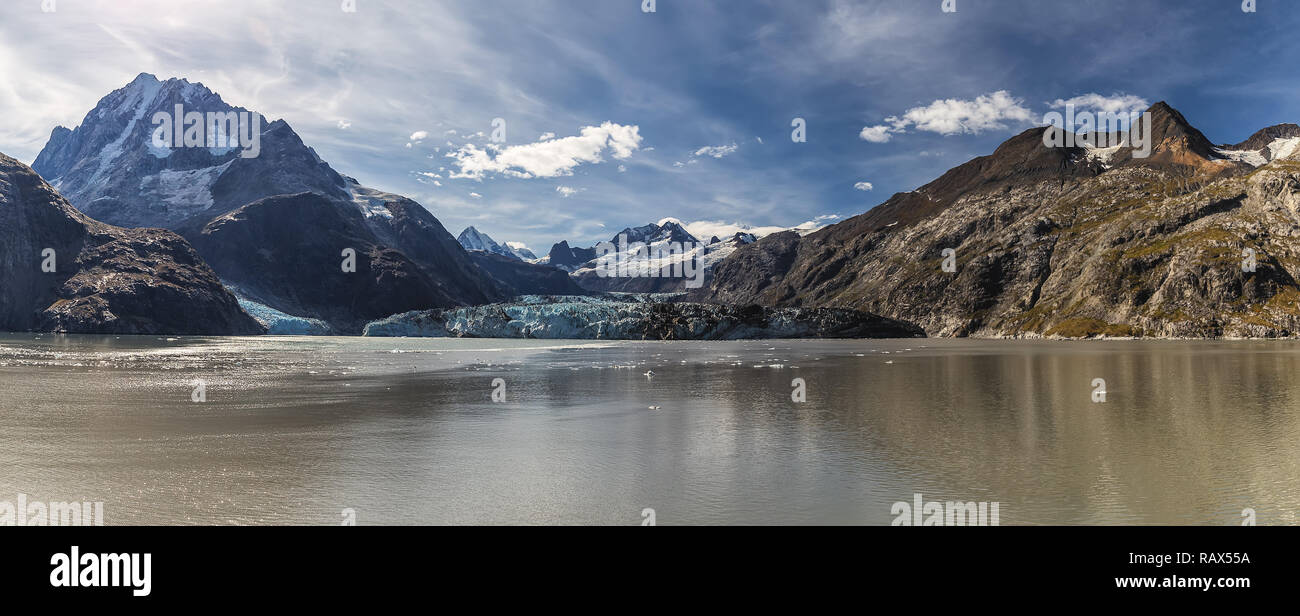 Vue panoramique du glacier de l'Université Johns Hopkins à Glacier Bay National Park, Alaska, USA Banque D'Images