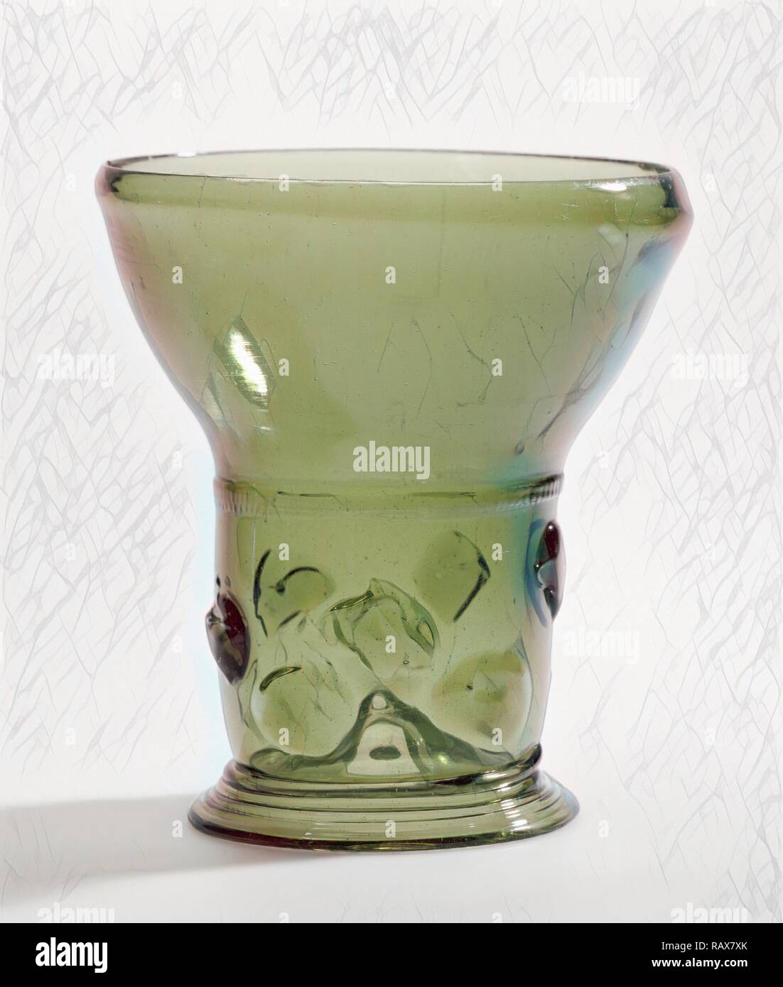 Prunted Becher (Berkemeyer), inconnu, l'Allemagne, l'Europe, 1650 - 1675, véritable verre jaune-vert foncé avec repensé Banque D'Images Prunted Becher (Berkemeyer), inconnu, l'Allemagne, l'Europe, 1650 - 1675, véritable verre jaune-vert foncé avec repensé Banque D'Images