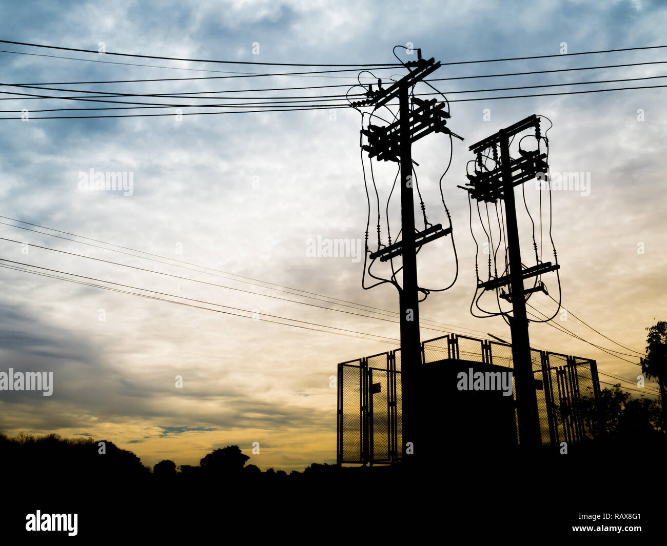 Silhouette de sous-station électrique et Twin Pole haute tension avec deux ton ciel nuageux Background Banque D'Images