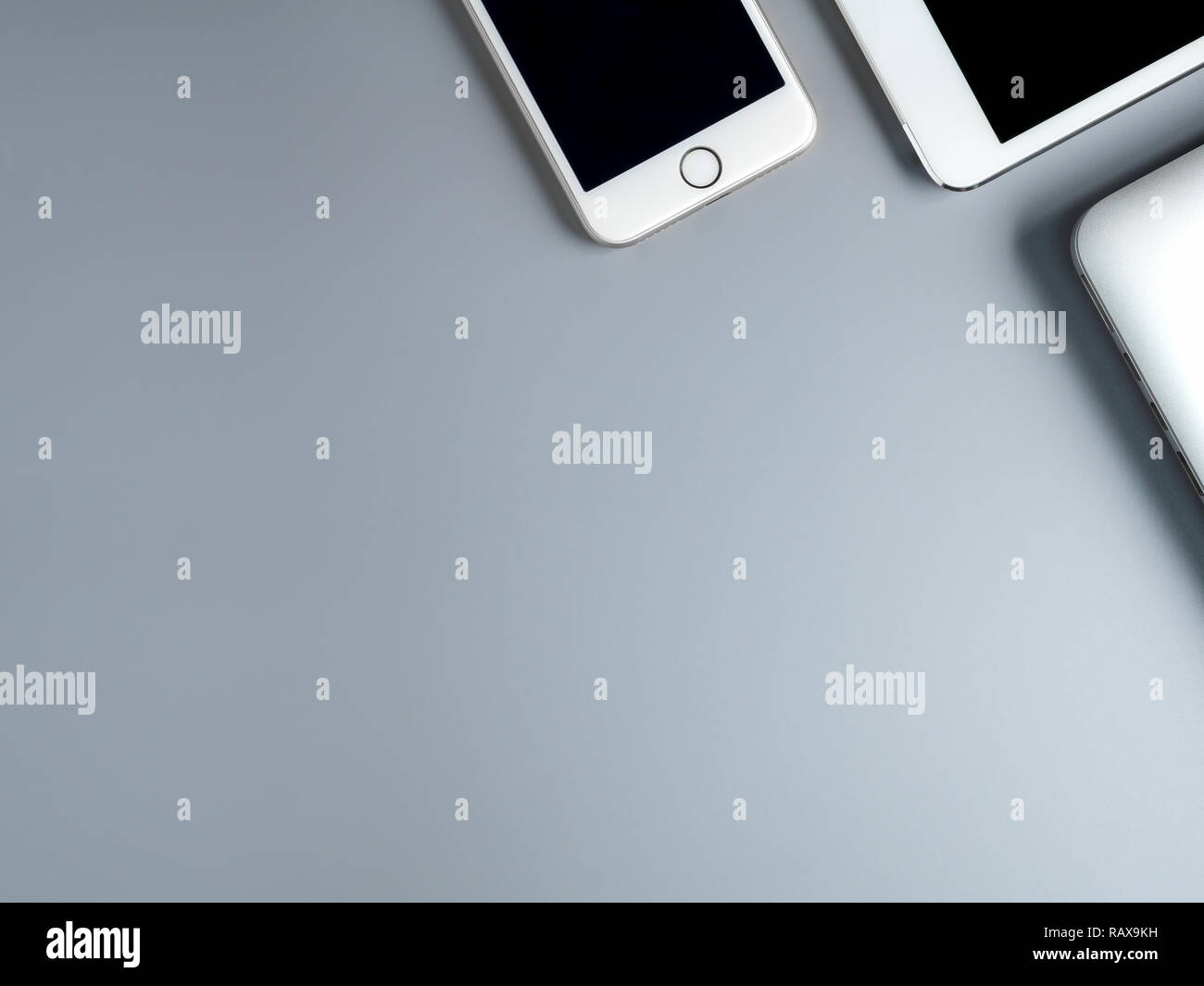 Mise à plat et minimaliste image de portable, smartphone et tablette sur fond gris avec copie espace Banque D'Images