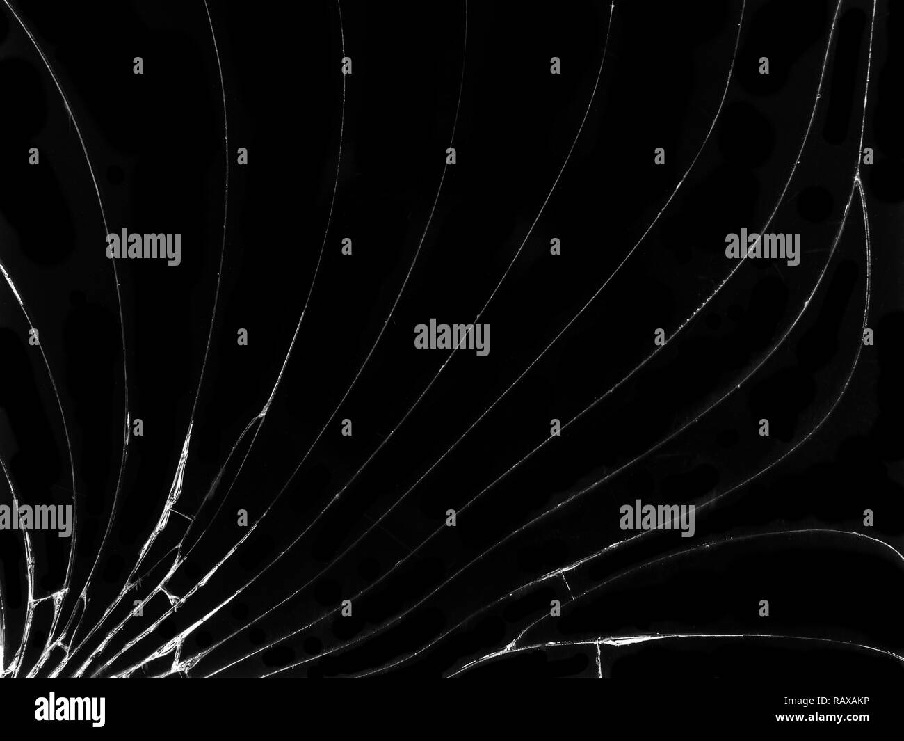 La texture de verre fissuré sur fond noir. Effet de verre craquelé réalistes isolées. Banque D'Images