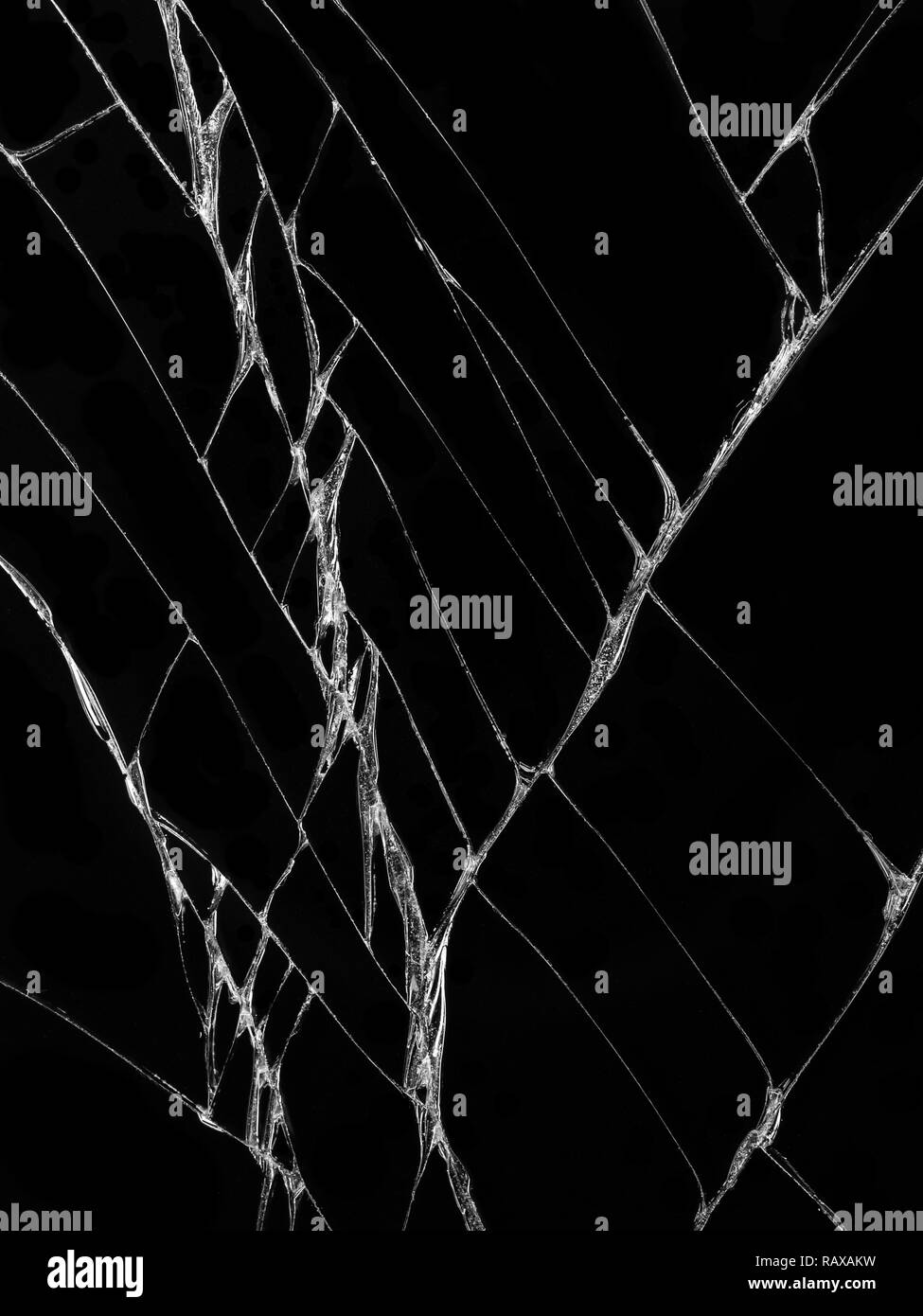 La texture de verre fissuré sur fond noir. Effet de verre craquelé réalistes isolées. Banque D'Images