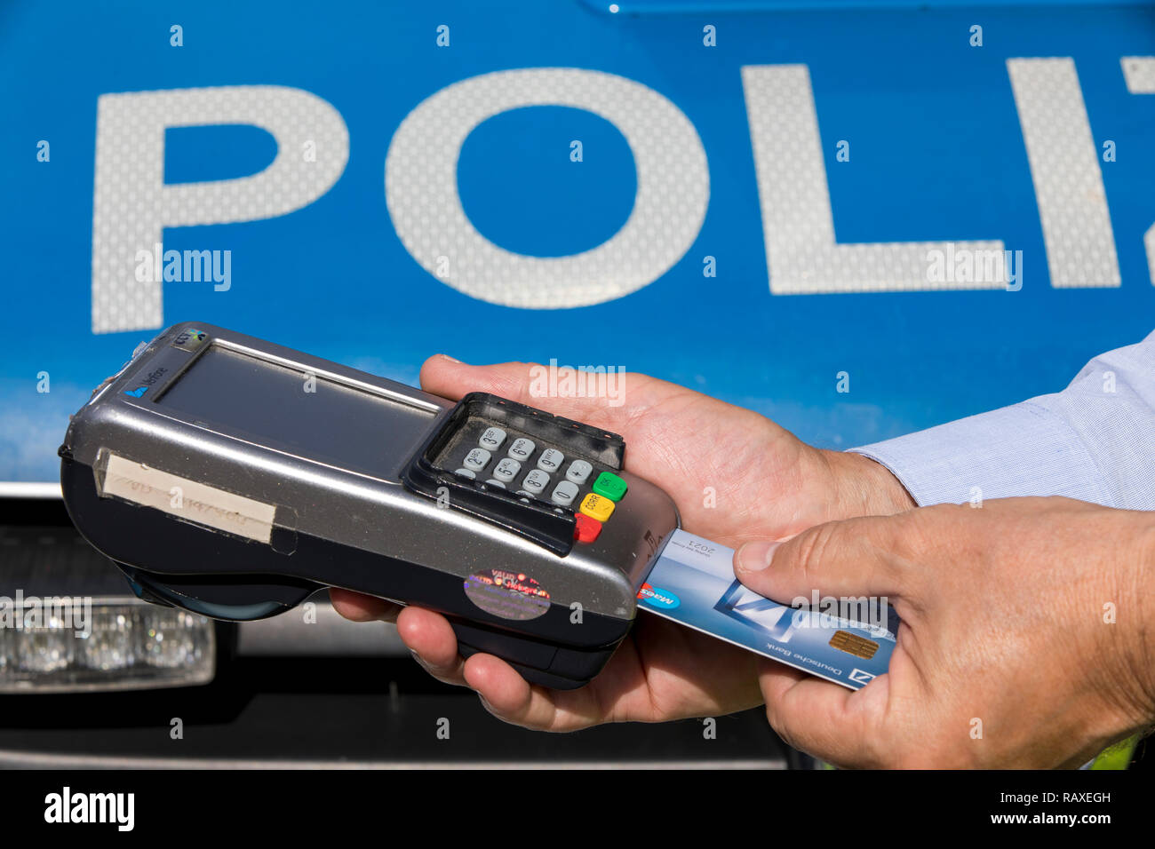 Lecteur de carte de débit mobile, police allemande, pour le paiement des peines, excès de vitesse, dans un contrôle de la circulation, sur site, Allemagne Banque D'Images