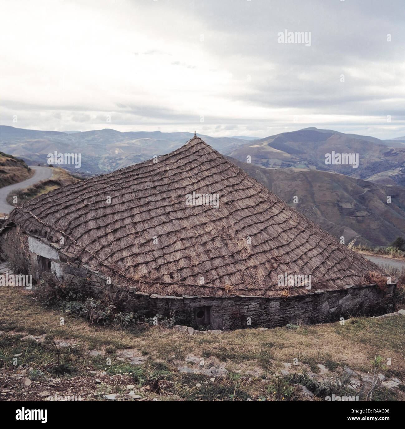 Une palloza est un logement traditionnel de la Serra dos Ancares de nord-ouest de l'Espagne. Les bâtiments sont Palloza caractéristique de la culture pré-romaine qui s Banque D'Images