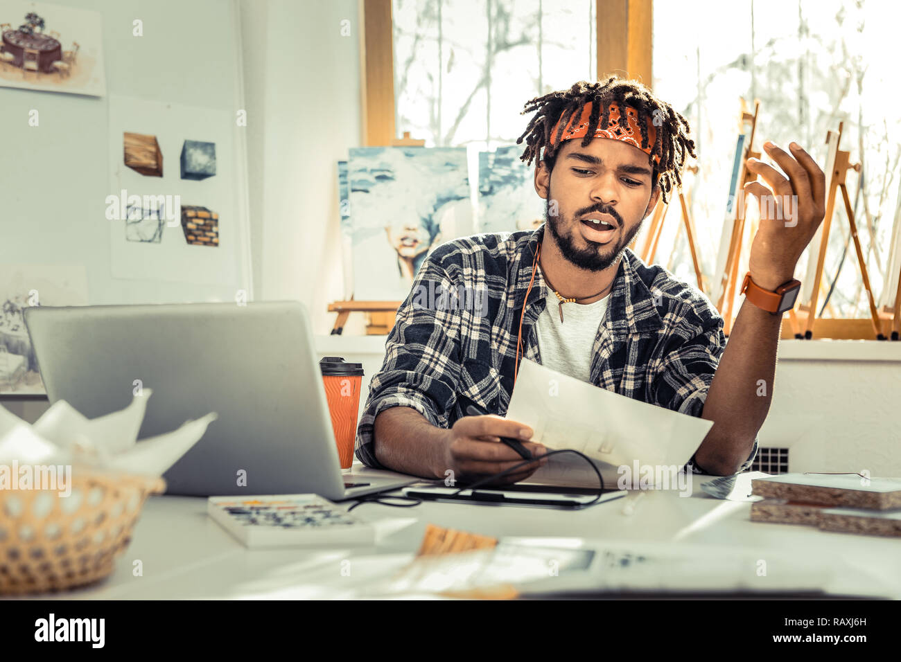 Jeune artiste créateur sentiment assez tout en travaillant toute la journée Banque D'Images