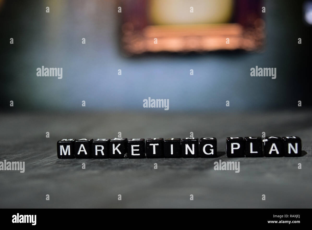 Plan marketing sur des blocs de bois. Affaires et finance concept. L'image traitée avec l'arrière-plan flou Banque D'Images