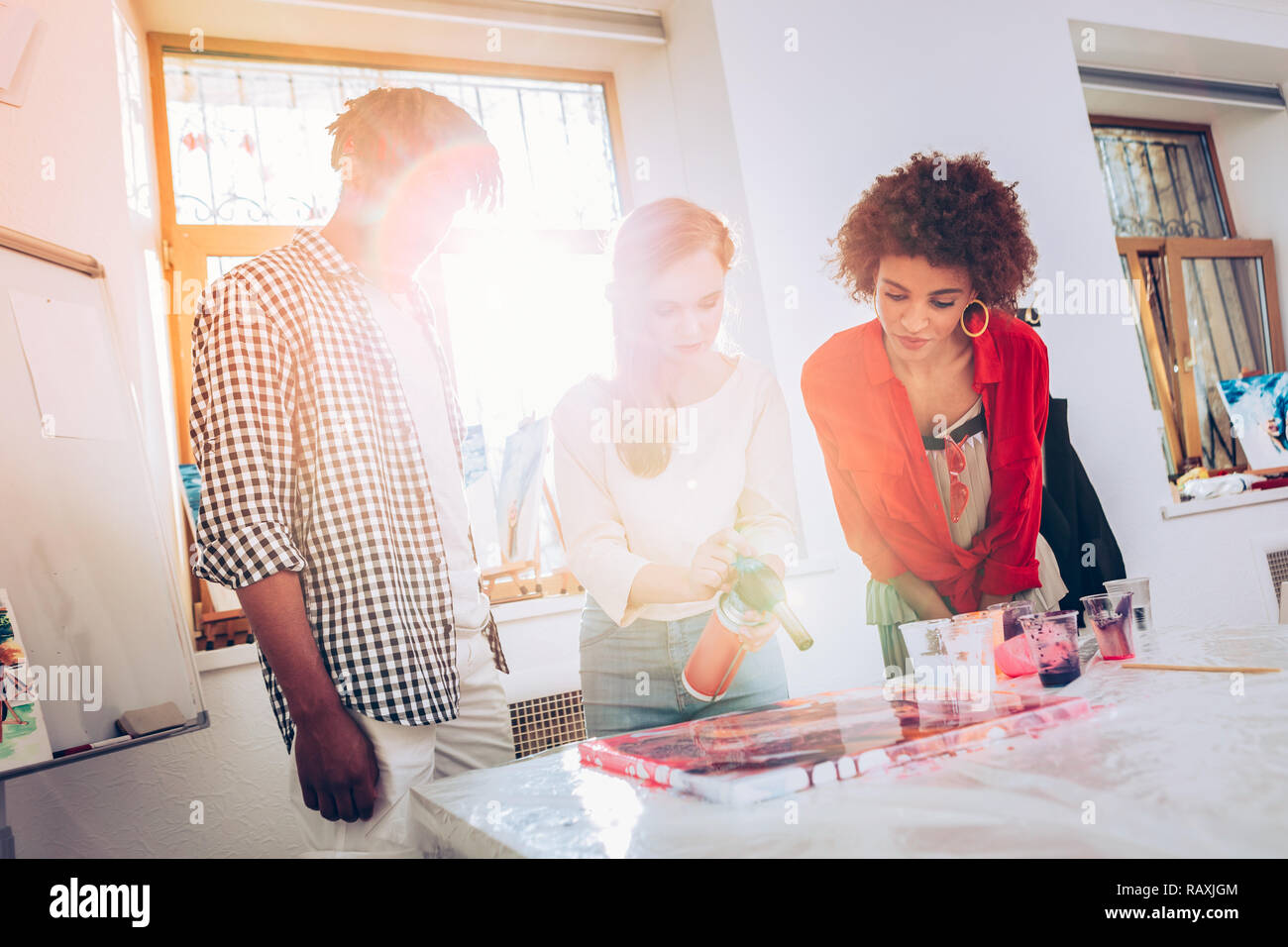 Des étudiants en art de regarder leur professeur leur montrant nouvelle technique Banque D'Images