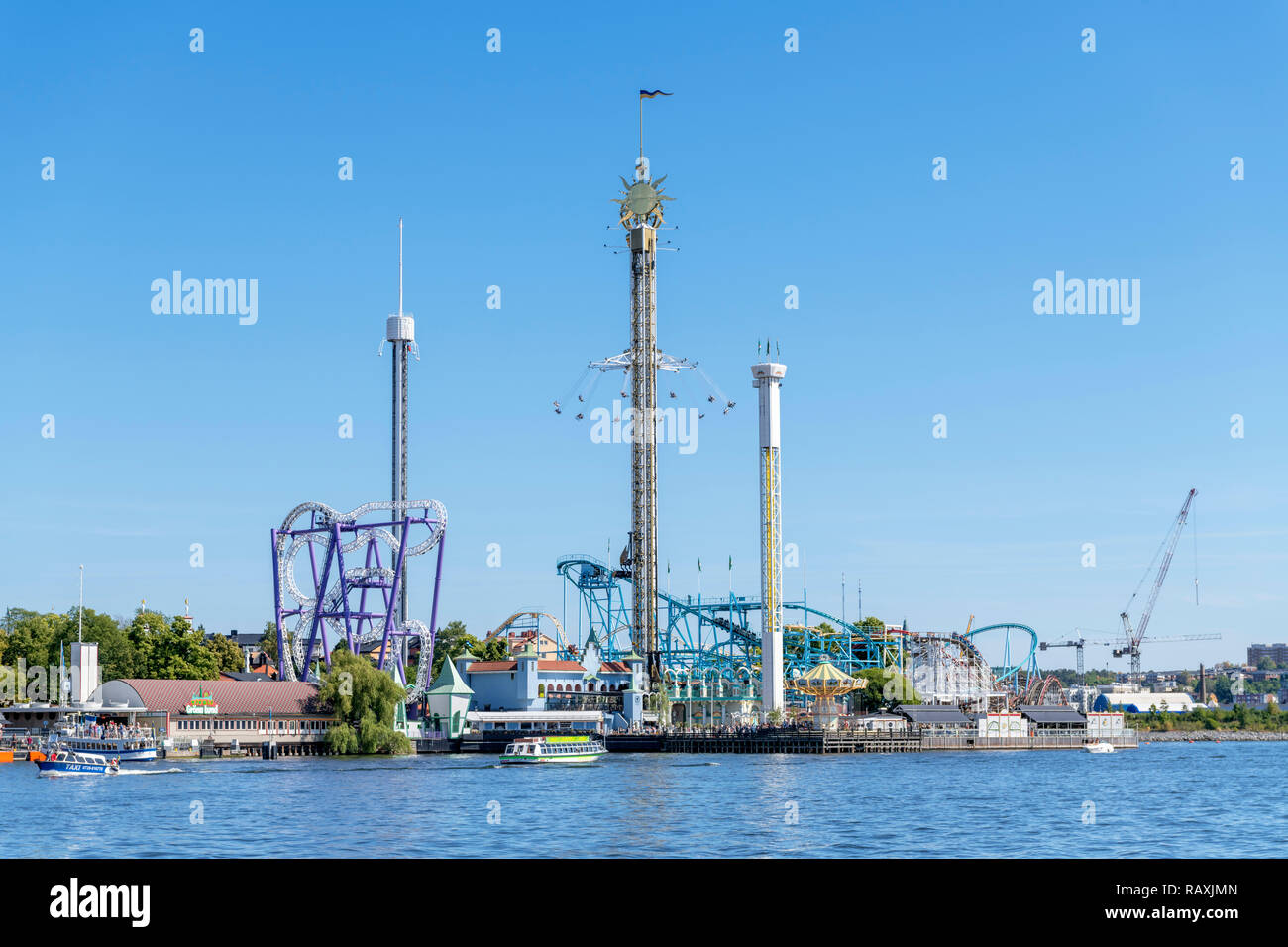 Vue du parc d'attractions Gröna Lund, de Skeppsholmen Djurgården, Stockholm, Suède Banque D'Images