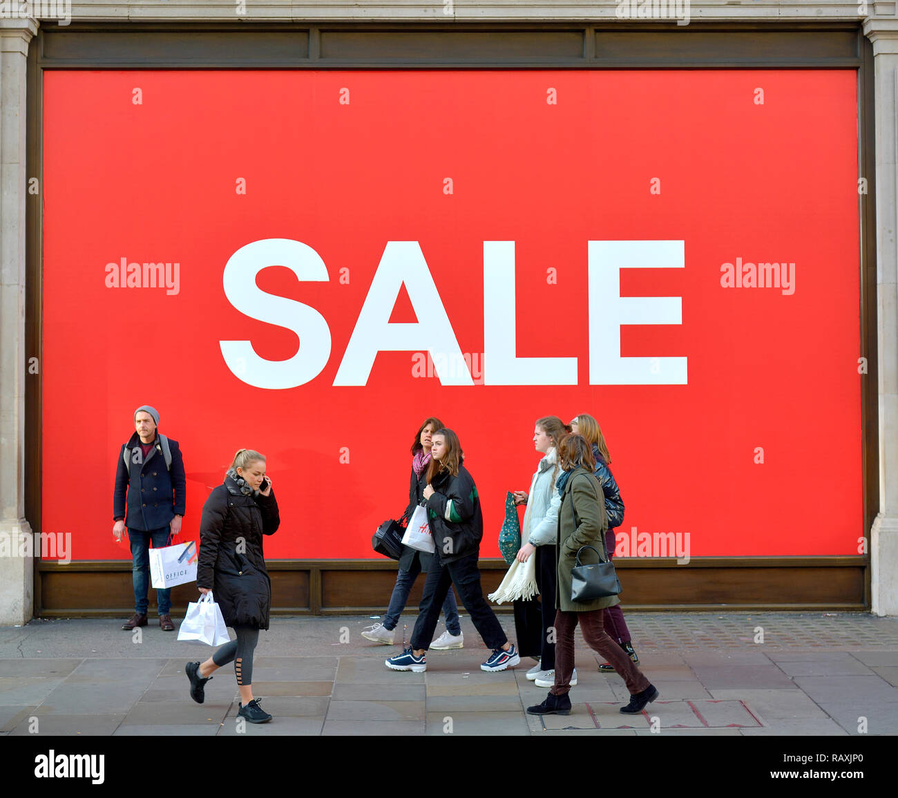 Vente sign in shop window (H&M, Regent Street) en janvier. Londres, Angleterre, Royaume-Uni. [Supprimé] NUMÉRIQUEMENT LOGO BOUTIQUE Banque D'Images
