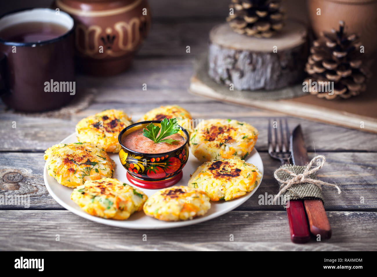 Escalopes de vegan russe et de pommes de terre riz servi avec sauce tomate piquante dans bol hohloma sur les vacances des Jours gras Banque D'Images